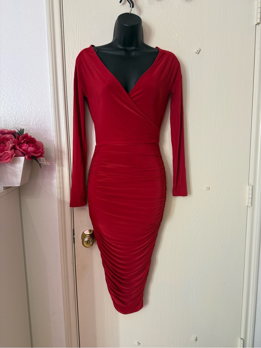 Figure-Flattering Red Ruched Long-Sleeve Midi Dress